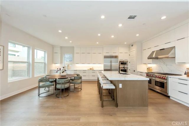 216 Stage, Irvine, CA 92618