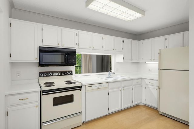 10521 Cedar Lake Road 519, Minnetonka, MN 55305