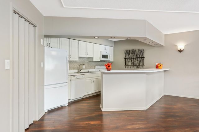 10521 Cedar Lake Road 519, Minnetonka, MN 55305