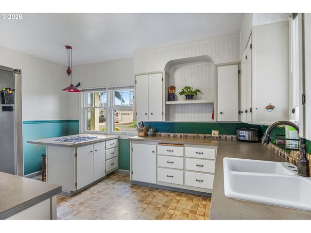 633 Se ASH St, Dallas, OR 97338