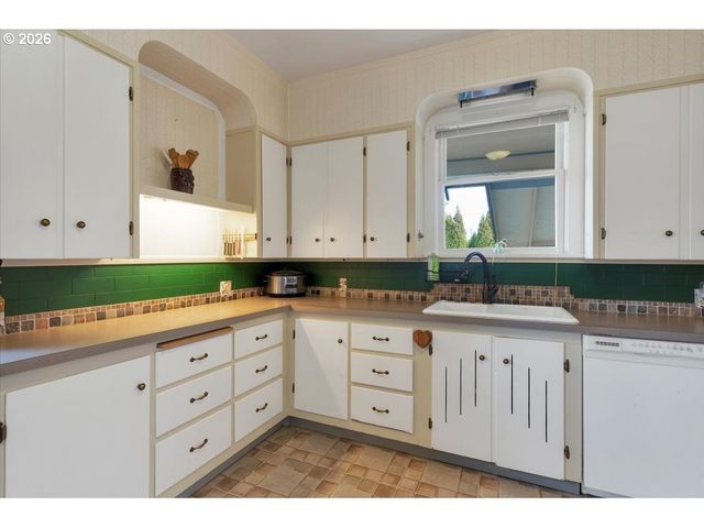 633 Se ASH St, Dallas, OR 97338