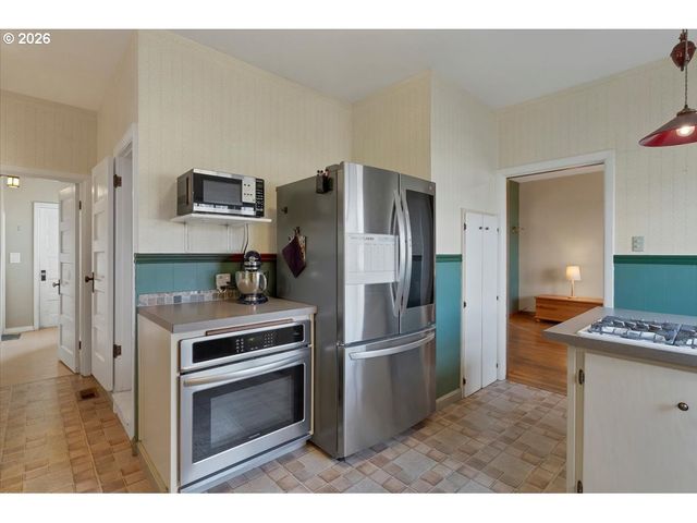 633 Se ASH St, Dallas, OR 97338