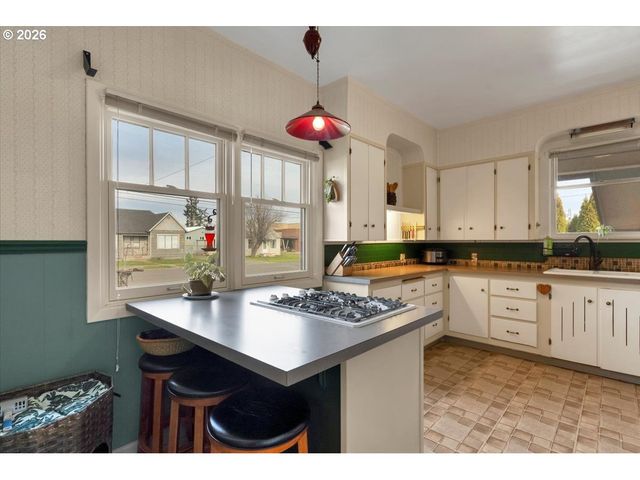 633 Se ASH St, Dallas, OR 97338