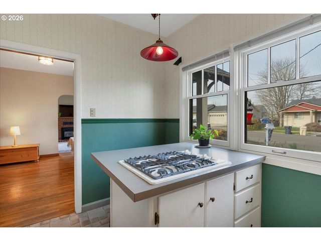 633 Se ASH St, Dallas, OR 97338