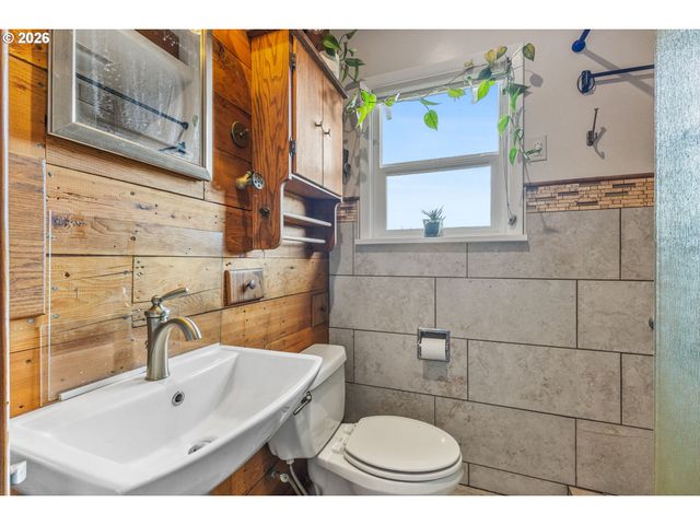 633 Se ASH St, Dallas, OR 97338