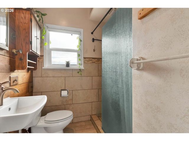 633 Se ASH St, Dallas, OR 97338