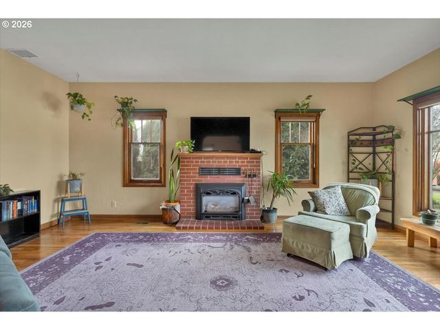 633 Se ASH St, Dallas, OR 97338