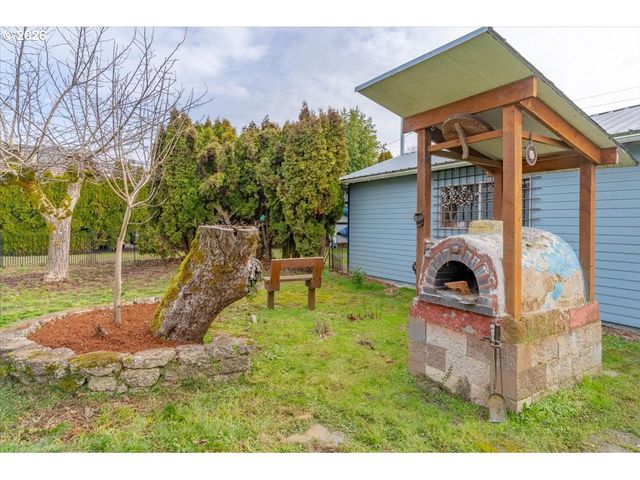 633 Se ASH St, Dallas, OR 97338