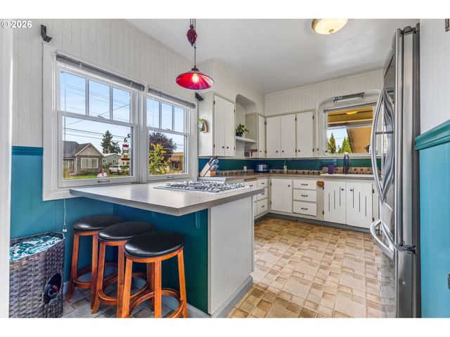 633 Se ASH St, Dallas, OR 97338