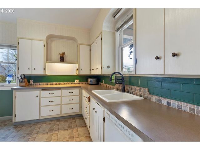 633 Se ASH St, Dallas, OR 97338