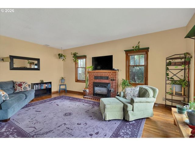 633 Se ASH St, Dallas, OR 97338