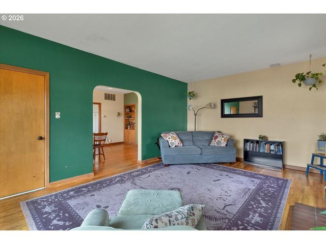 633 Se ASH St, Dallas, OR 97338