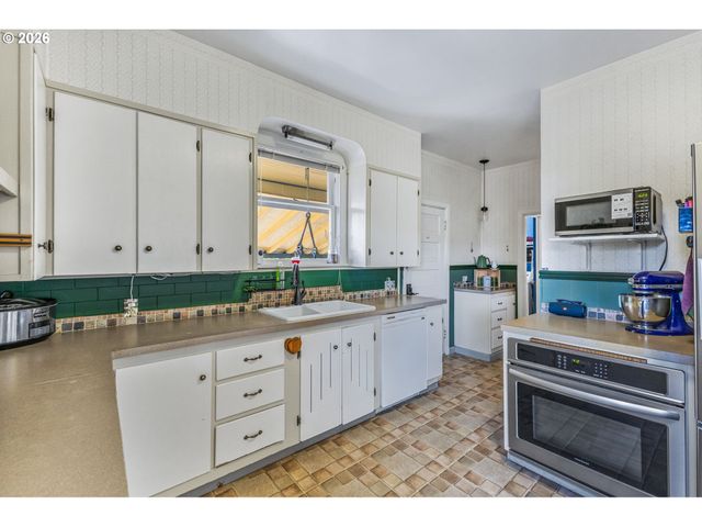 633 Se ASH St, Dallas, OR 97338