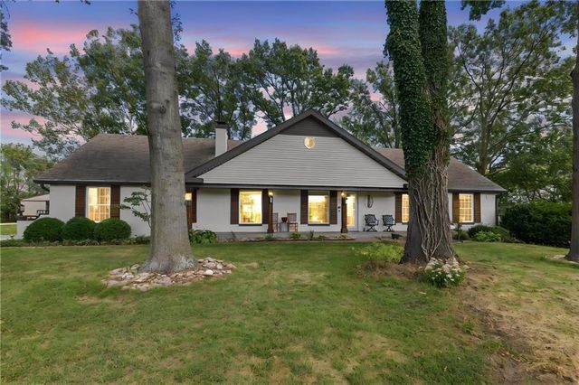 13105 S Lakeshore Drive, Olathe, KS 66061