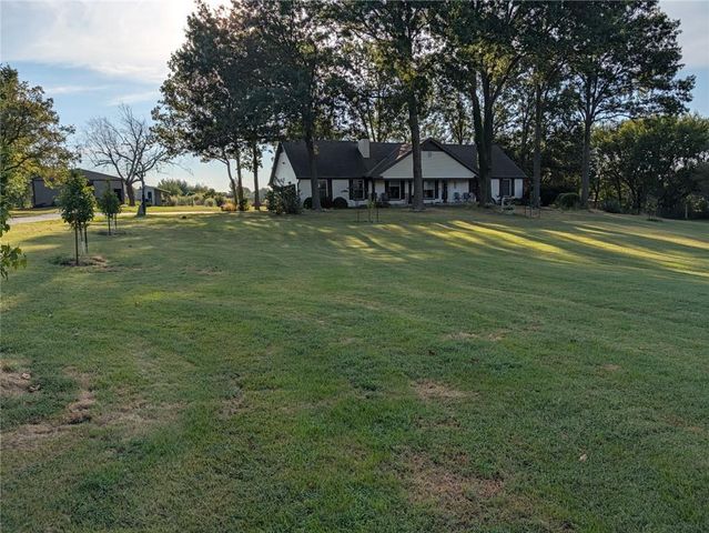 13105 S Lakeshore Drive, Olathe, KS 66061