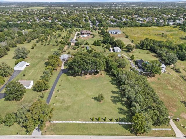 13105 S Lakeshore Drive, Olathe, KS 66061