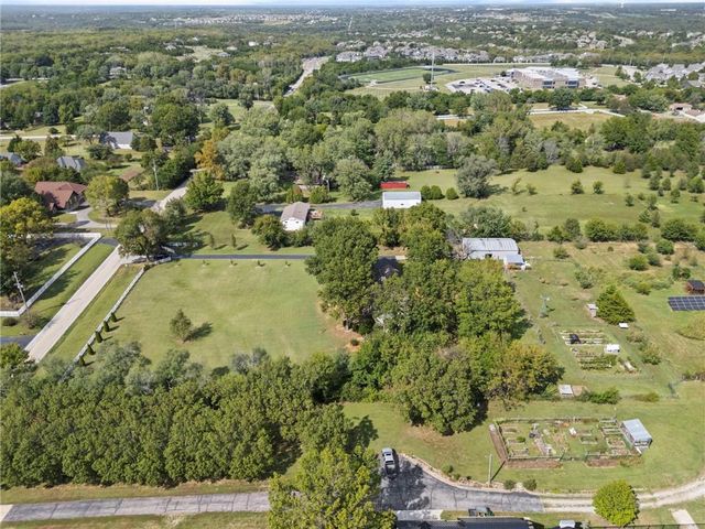 13105 S Lakeshore Drive, Olathe, KS 66061