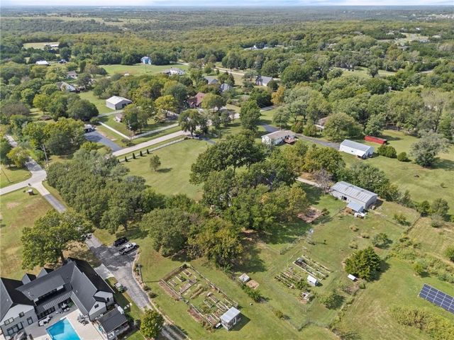 13105 S Lakeshore Drive, Olathe, KS 66061