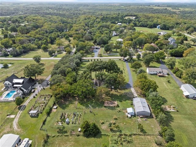 13105 S Lakeshore Drive, Olathe, KS 66061