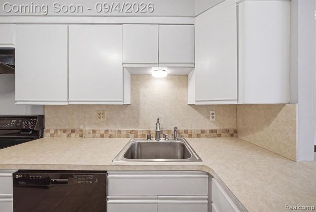 25200 Quarter Deck Street, Harrison Twp, MI 48045