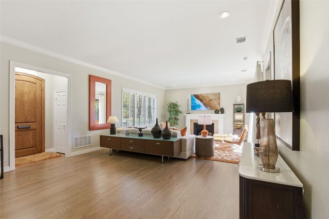 3528 N Versailles Avenue, Dallas, TX 75209