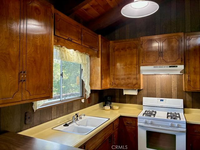 23992 Lakeview Dr., Crestline, CA 92325