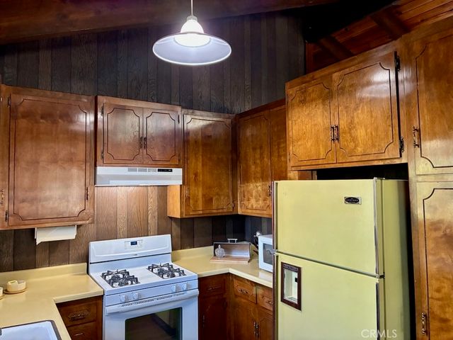 23992 Lakeview Dr., Crestline, CA 92325