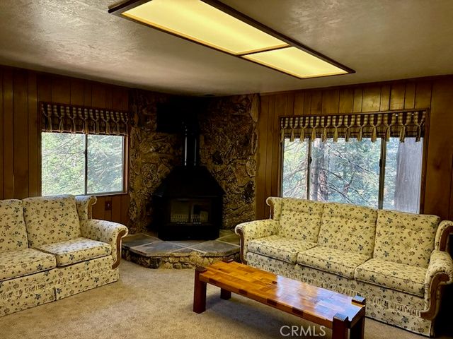 23992 Lakeview Dr., Crestline, CA 92325