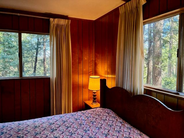 23992 Lakeview Dr., Crestline, CA 92325