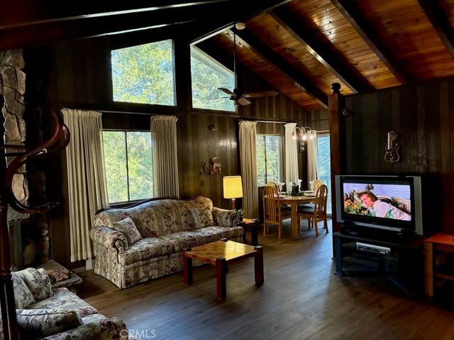 23992 Lakeview Dr., Crestline, CA 92325