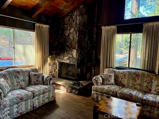 23992 Lakeview Dr., Crestline, CA 92325