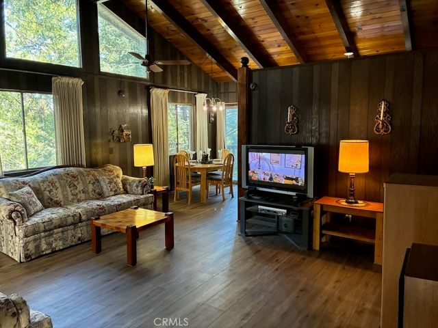 23992 Lakeview Dr., Crestline, CA 92325