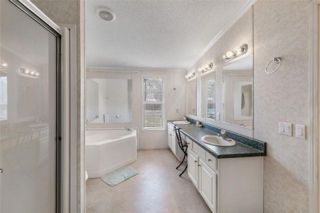 1005 Baumgarten ST, Schulenburg, TX 78956