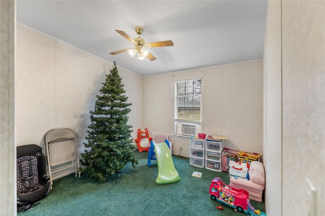 1005 Baumgarten ST, Schulenburg, TX 78956