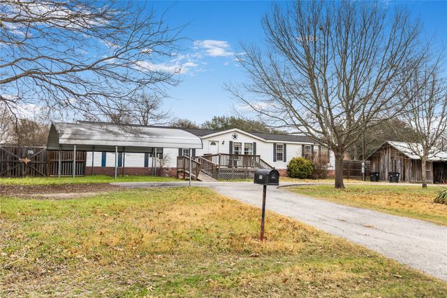 1005 Baumgarten ST, Schulenburg, TX 78956