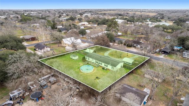 1005 Baumgarten ST, Schulenburg, TX 78956