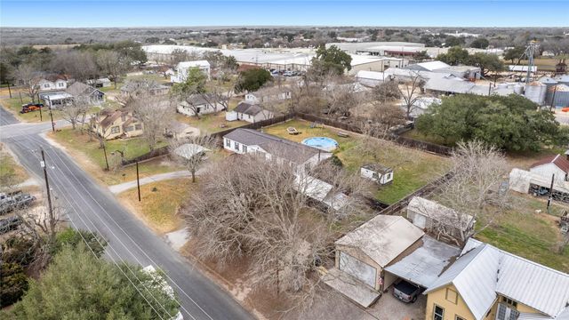 1005 Baumgarten ST, Schulenburg, TX 78956