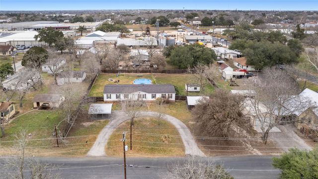 1005 Baumgarten ST, Schulenburg, TX 78956