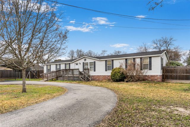 1005 Baumgarten ST, Schulenburg, TX 78956