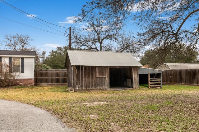 1005 Baumgarten ST, Schulenburg, TX 78956