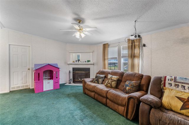 1005 Baumgarten ST, Schulenburg, TX 78956