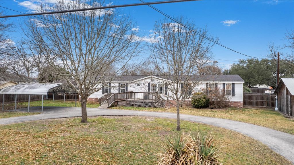1005 Baumgarten ST, Schulenburg, TX 78956