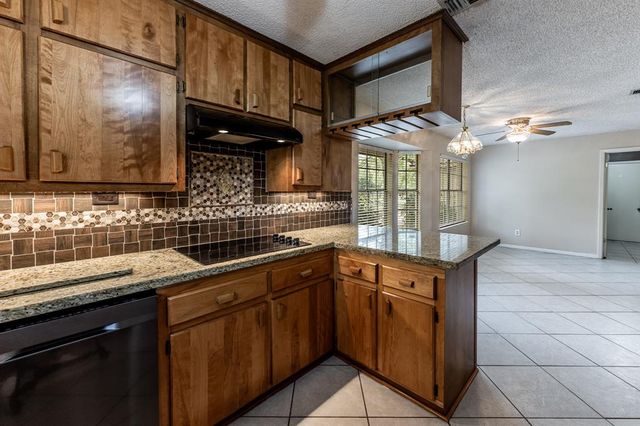 102 Trailwood Drive, Huntsville, TX 77340