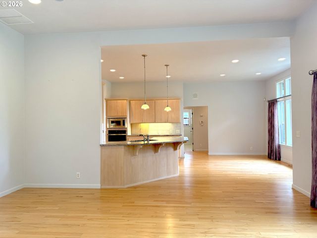 2602 CUMBERLAND Dr, Eugene, OR 97408
