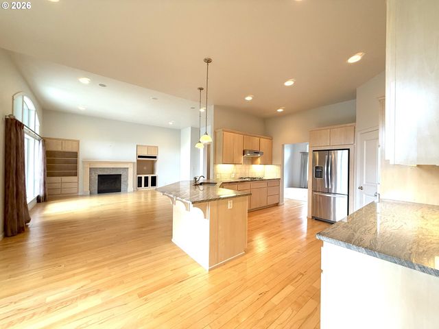 2602 CUMBERLAND Dr, Eugene, OR 97408