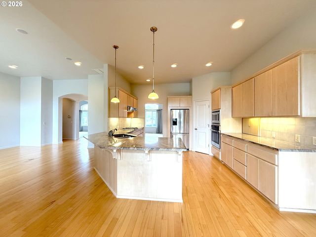 2602 CUMBERLAND Dr, Eugene, OR 97408