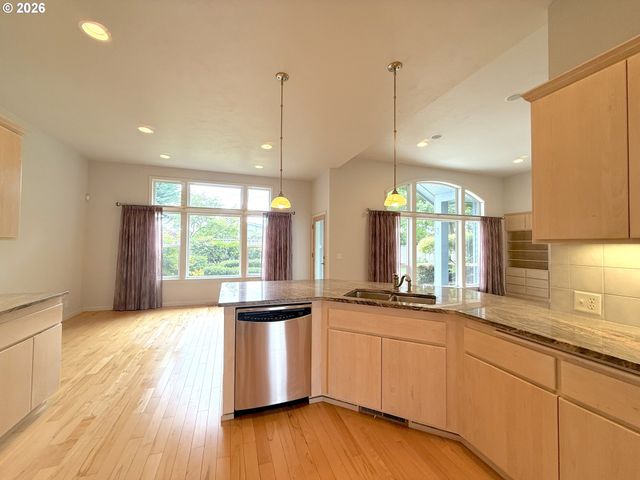 2602 CUMBERLAND Dr, Eugene, OR 97408