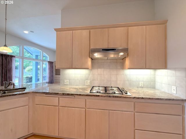 2602 CUMBERLAND Dr, Eugene, OR 97408