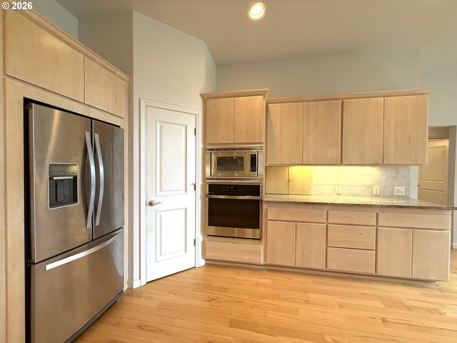 2602 CUMBERLAND Dr, Eugene, OR 97408