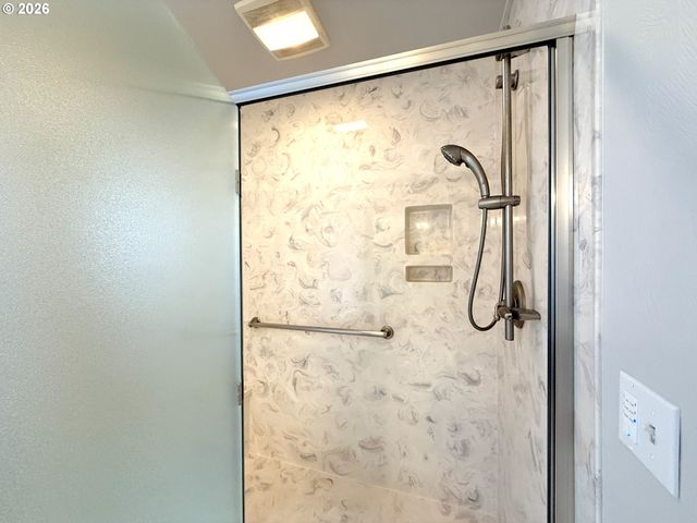2602 CUMBERLAND Dr, Eugene, OR 97408